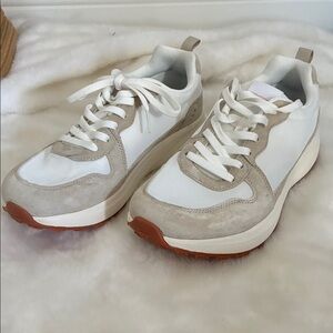 White and Tan Sneakers unisex w- 10.5 m- 8.5
